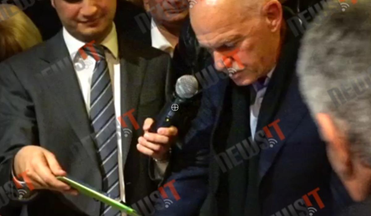 Παπανδρέου κόβει πίτα