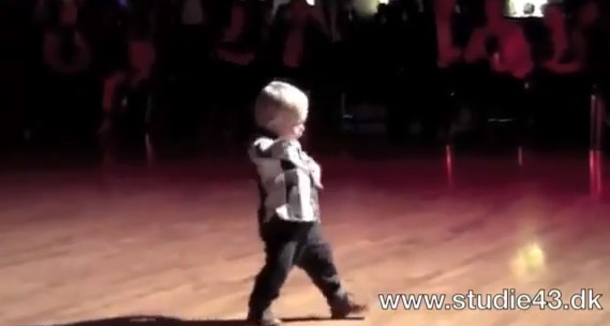 Μπέμπης 2 ετών “σολάρει” με το Jailhouse Rock – VIDEO