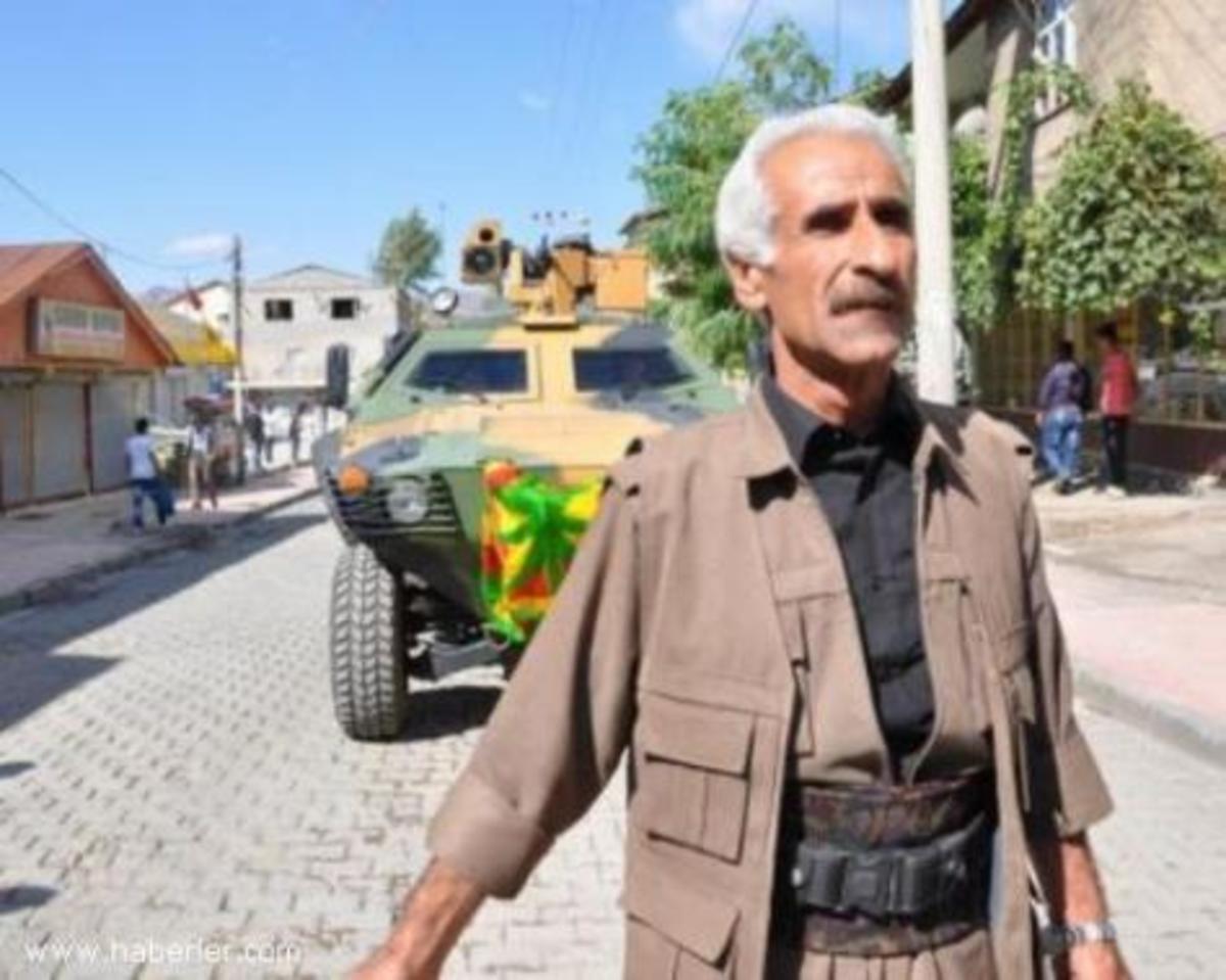 Yψωσαν σημαίες του PKK στα οχήματα του τουρκικού στρατού!
