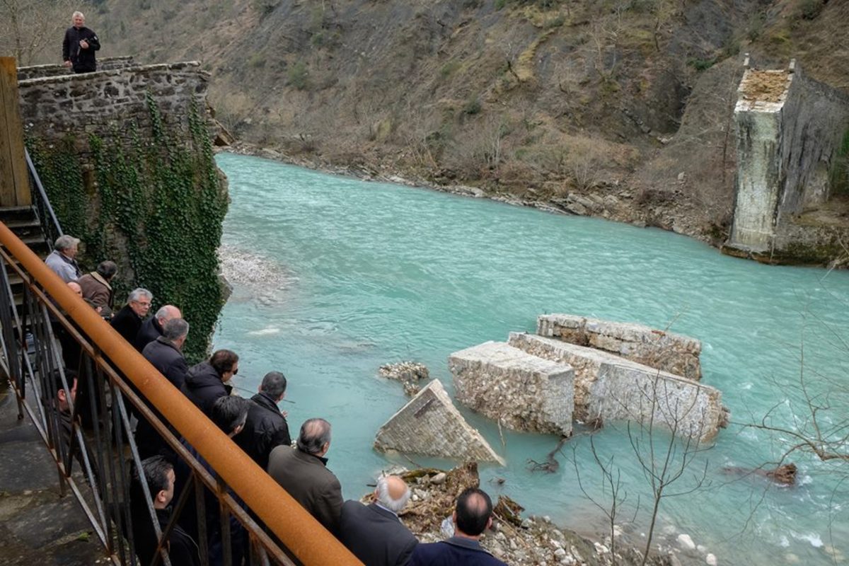 Ήπειρος: Συμβολική κινητοποίηση για το ιστορικό γεφύρι της Πλάκας (ΦΩΤΟ)