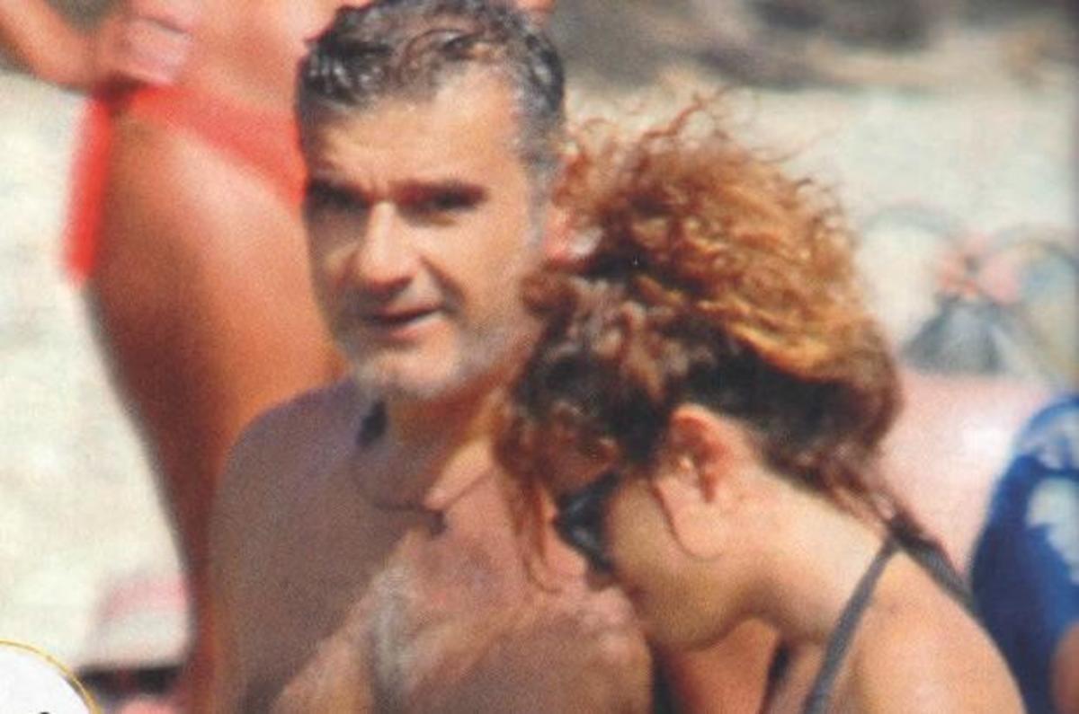 Κώστας Αποστολάκης – Πηνελόπη Πλάκα: Φιλιά και αγκαλιές στην παραλία!