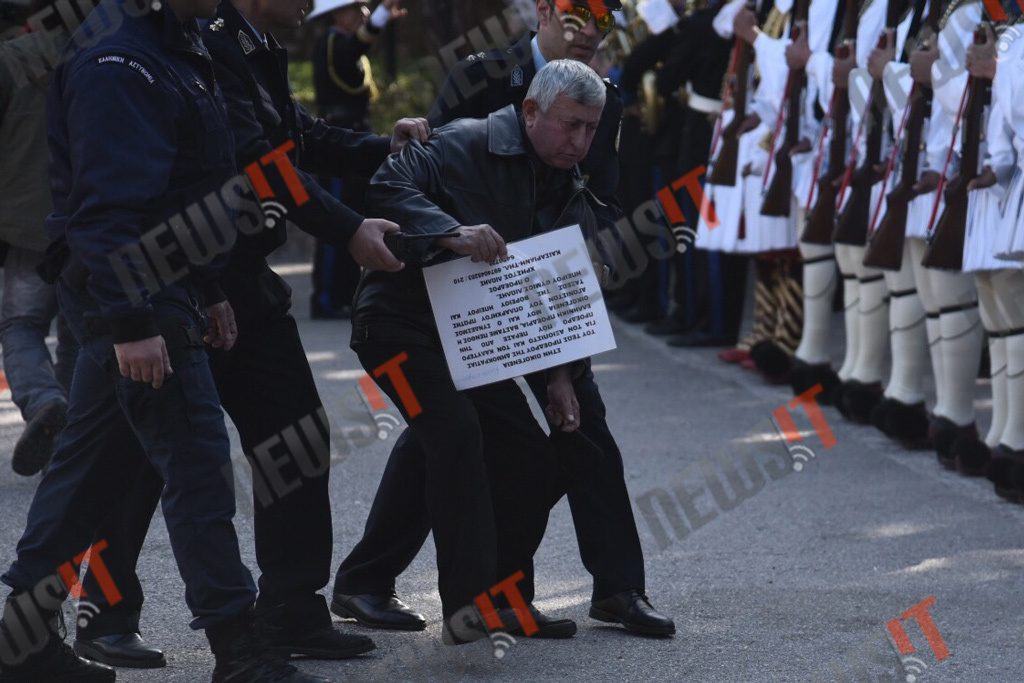 Το απρόοπτο στην κηδεία του Κωστή Στεφανόπουλου [pics]