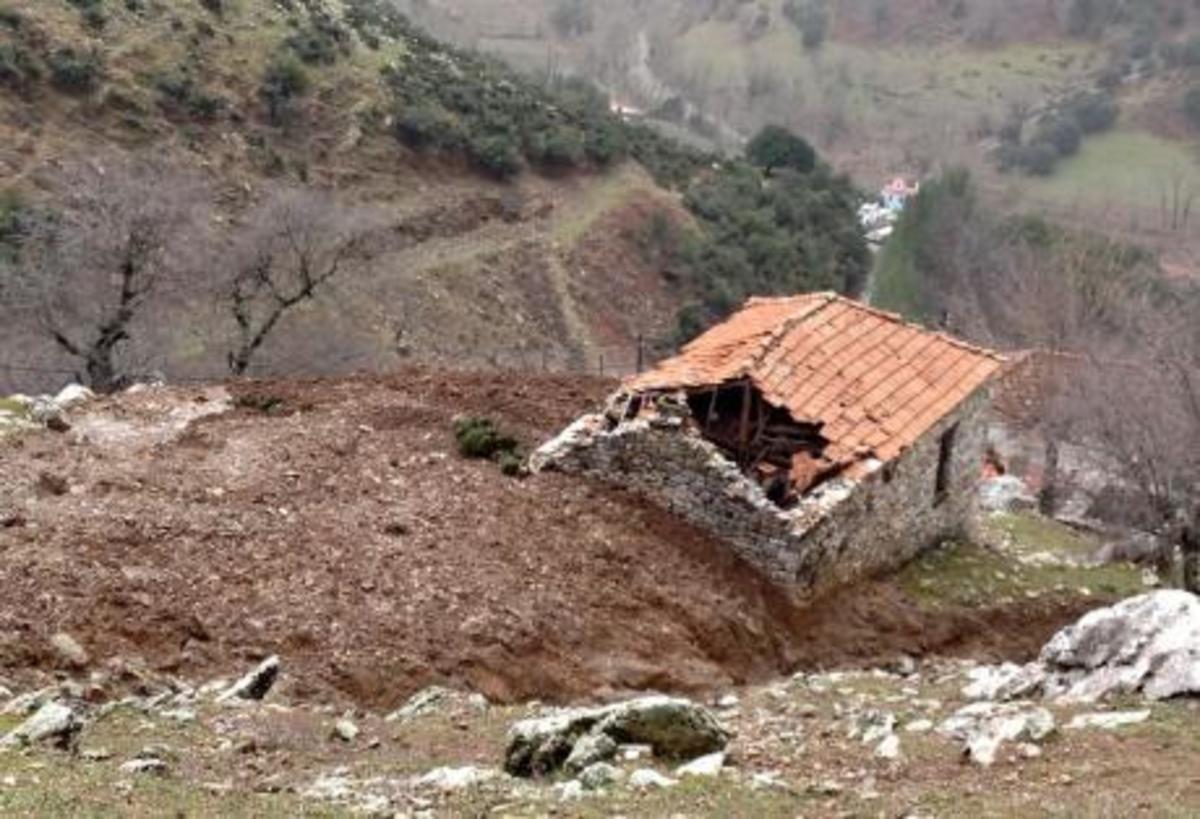 Φωτογραφίες από την κατολίσθηση στο χωριό Πλάκα – Αίτημα να κηρυχτεί σε έκτακτη ανάγκη