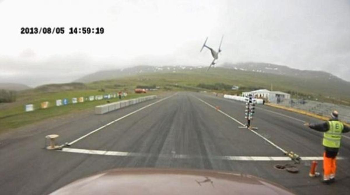 Η συγκλονιστική στιγμή συντριβής αεροσκάφους – ΒΙΝΤΕΟ