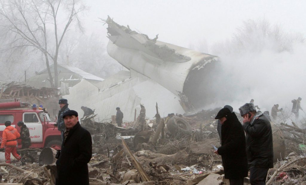 Ανείπωτη τραγωδία: Αεροπλάνο έπεσε πάνω σε σπίτια, σκότωσε οικογένειες και παιδιά [pics, vids]