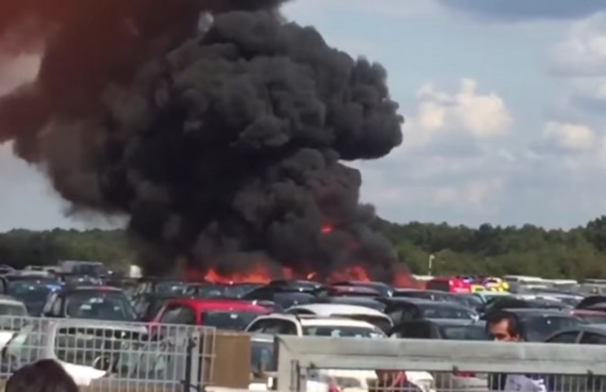 Συντριβή αεροσκάφους σε πάρκινγκ