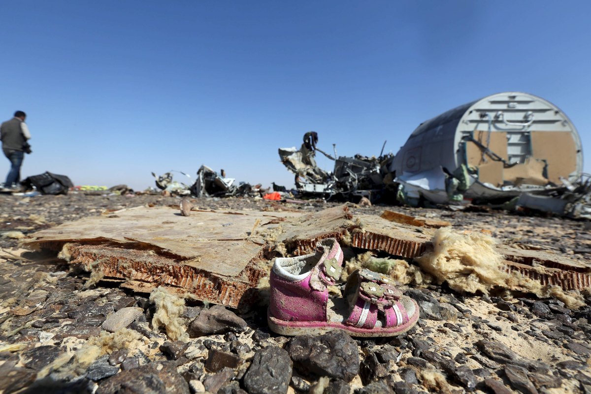 Κοιλάδα θανάτου το Σινά: Συγκλονιστικές εικόνες από τα συντρίμμια του Airbus που διαλύθηκε στον αέρα