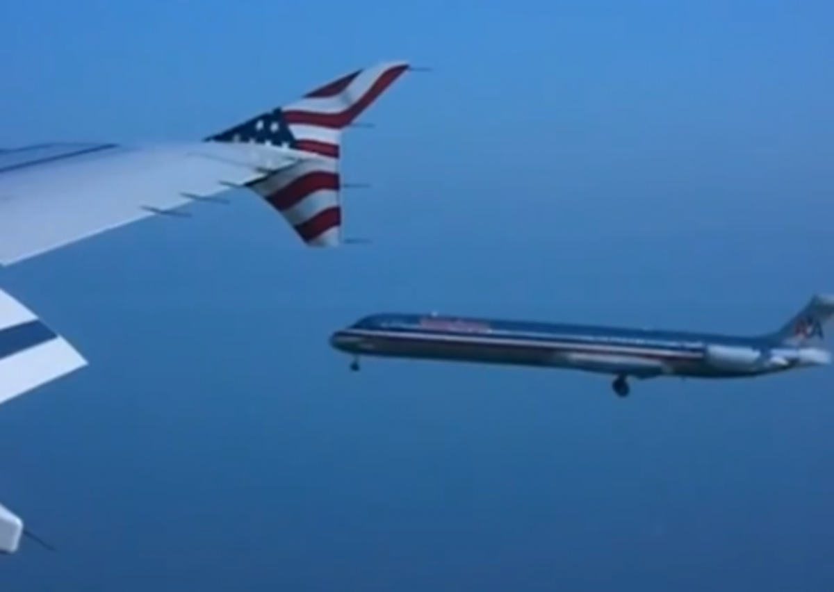 ΒΙΝΤΕΟ: Ταυτόχρονη προσγείωση δύο αεροσκαφών!