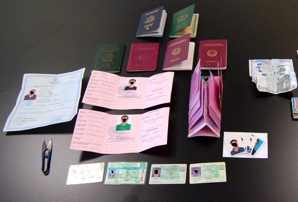 Σαντορίνη: Ήθελαν να ταξιδέψουν με πλαστά διαβατήρια