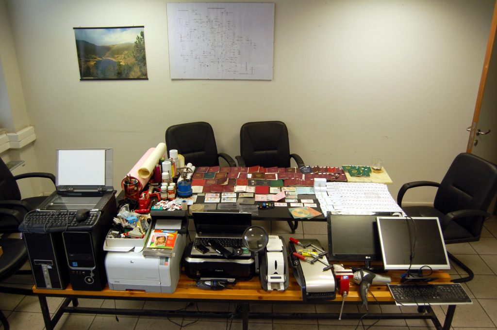 Σύλληψη Ιρανού με ολόκληρο εργαστήριο πλαστών εγγράφων