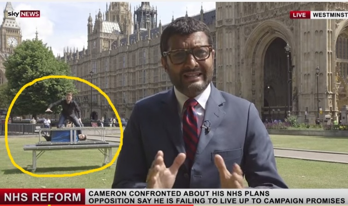 Δεν φαντάζεστε τι έκαναν στον αέρα πίσω από τον δημοσιογράφο!