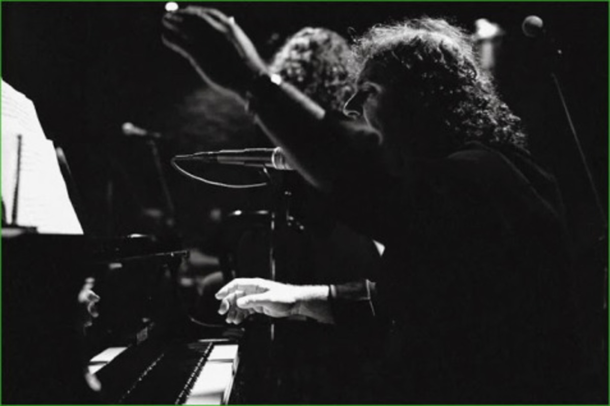 Ο Νίκος Πλατύραχος με «Τα άστεγα» στον Κήπο του Μεγάρου