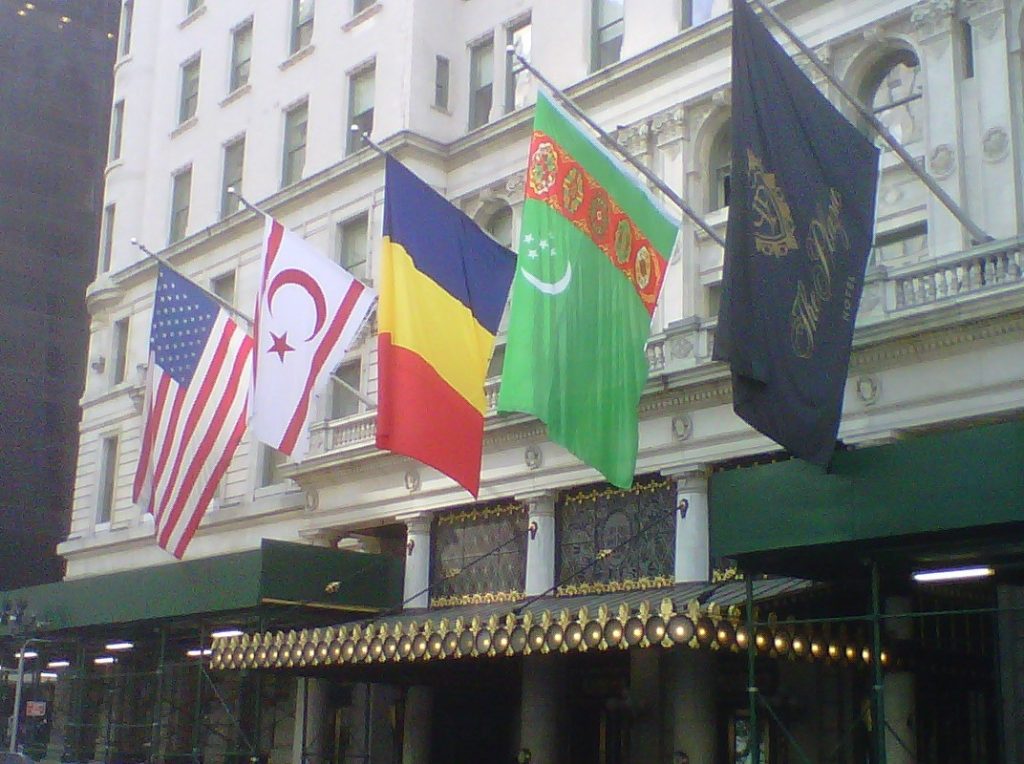 Απίστευτη πρόκληση: Το ξενοδοχείο Plaza της Ν.Υόρκης ύψωσε τη σημαία του ψευδοκράτους