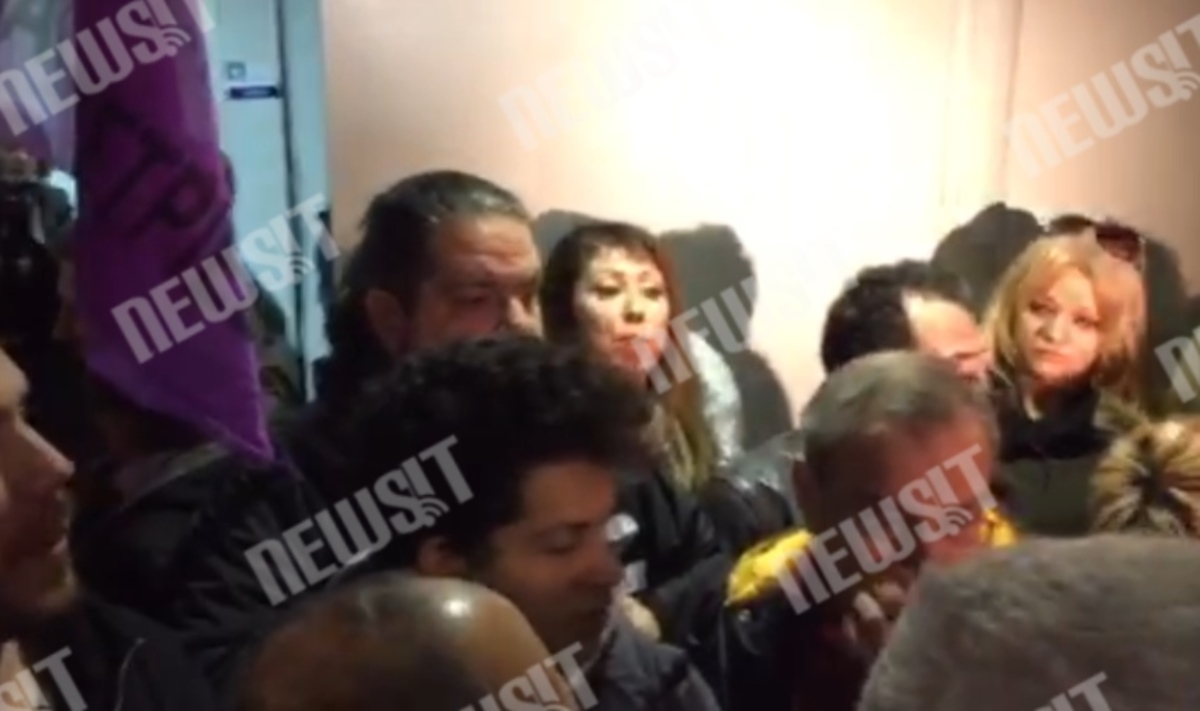 Δανειολήπτες μπλοκάρουν πλειστηριασμούς σπιτιών