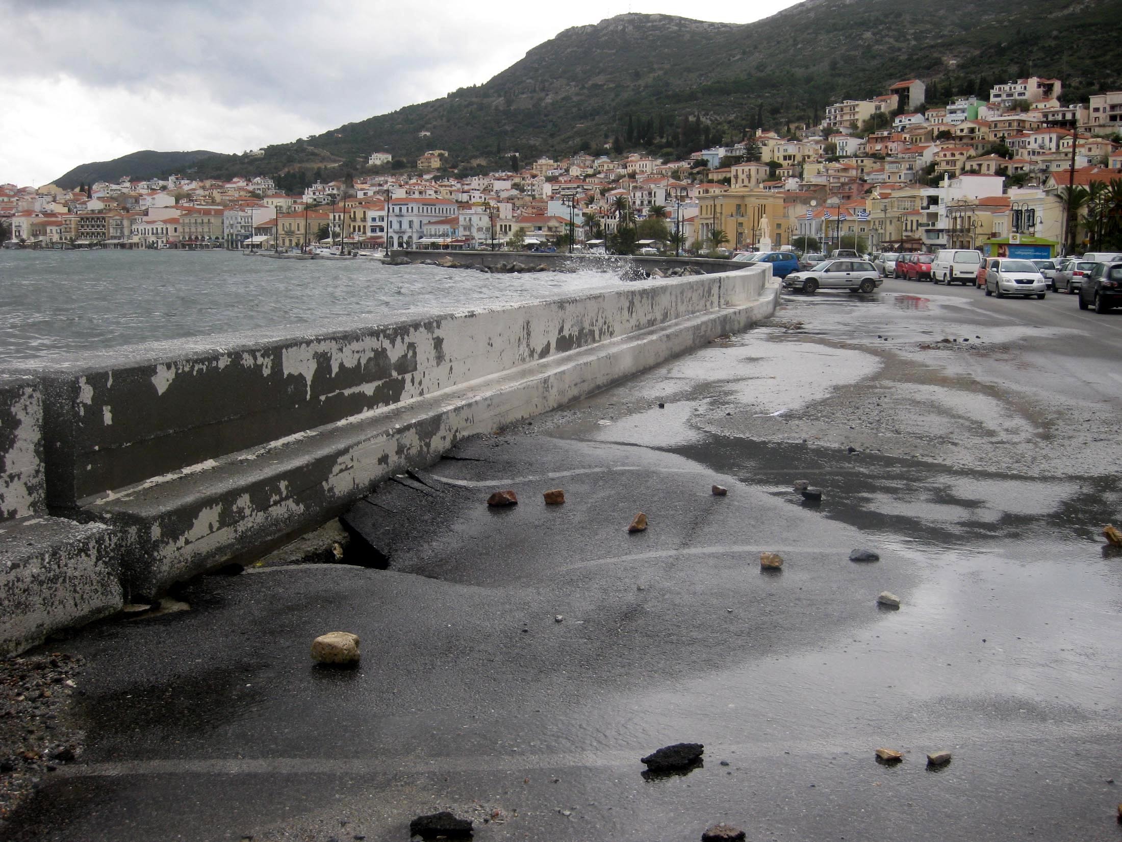 Η θάλασσα βγήκε στη στεριά στη Σάμο από τους θυελλώδεις ανέμους