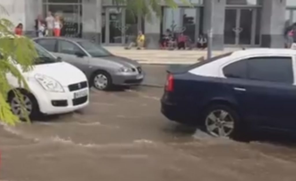 Νεροποντή έπληξε τη Θεσσαλονίκη – VIDEO και ΦΩΤΟ