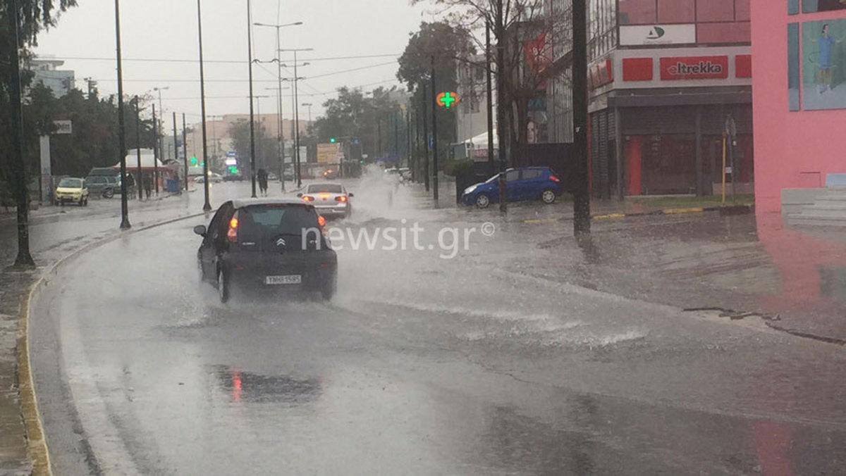 Καιρός: Βροχή τα… προβλήματα! Διακοπή κυκλοφορίας στην Πειραιώς, διακοπές ρεύματος και απεγκλωβισμοί [pics, vids]