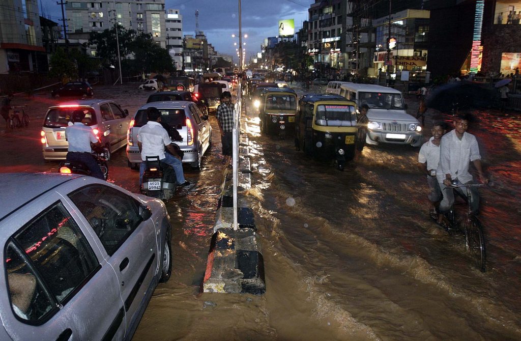 Οι πλημμύρες στην Ινδία “ξεσπίτωσαν” 2 εκατ. πολίτες