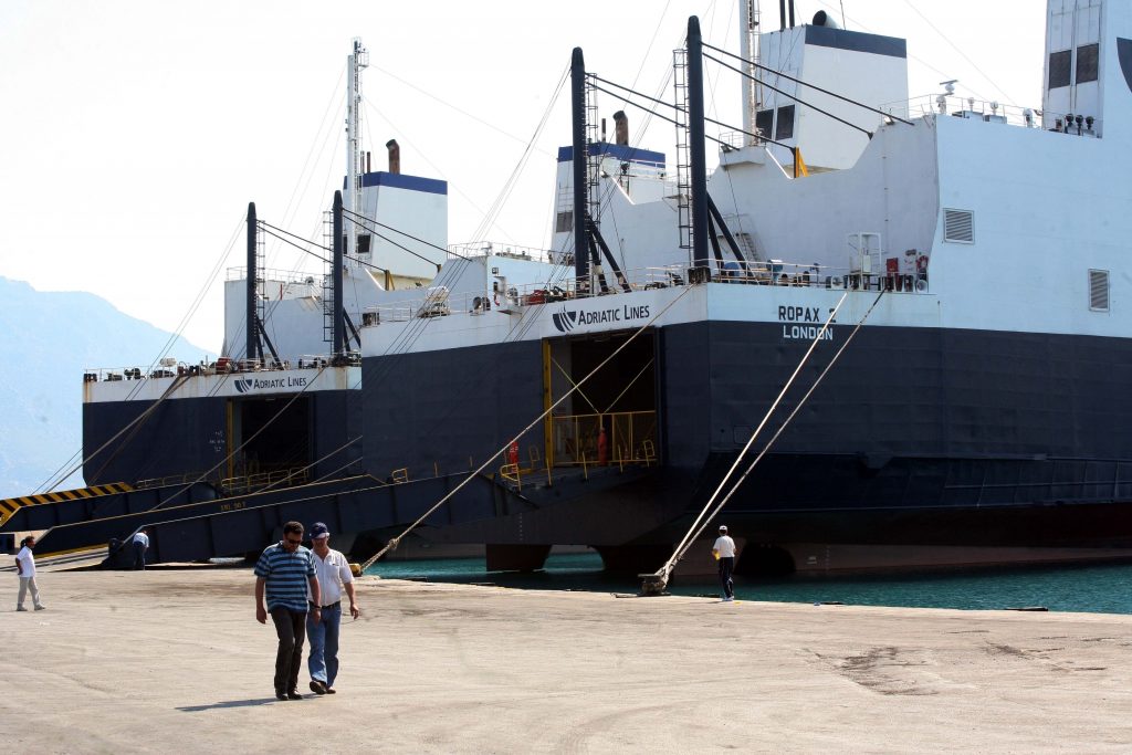 Κορινθία: Ναυτεργάτες κρατούν για τέταρτη μέρα πλοίο δεμένο στο λιμάνι