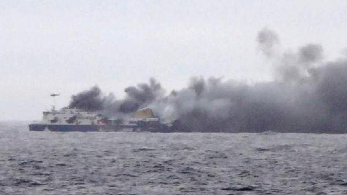 Το Spirit of Piraeus αποχωρεί από την περιοχή του Norman Atlantic