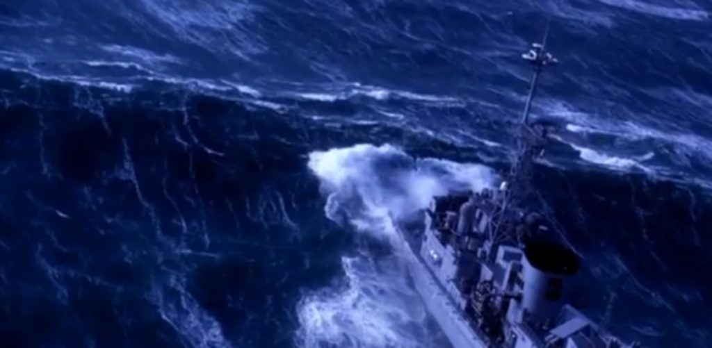 Απίστευτο βίντεο με πολεμικό πλοίο σε τρικυμία!