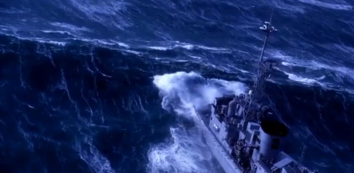 Απίστευτο βίντεο με πολεμικό πλοίο σε τρικυμία!