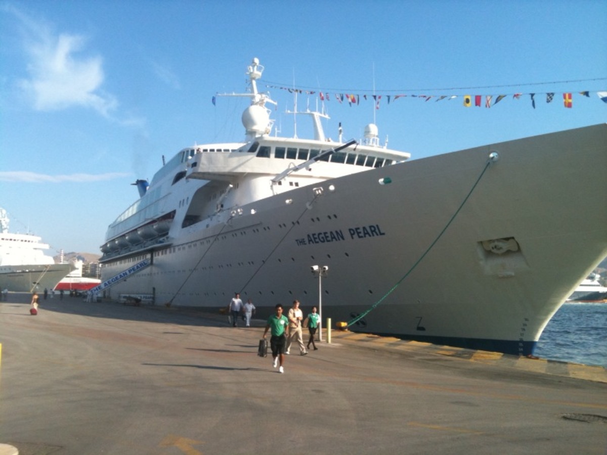 Το Aegean Pearl  έδεσε το πρωί στο λιμάνι του Πειραιά. ΦΩΤΟ NEWSIT