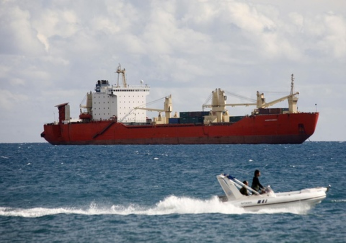 Πλοίο ανοιχτά της Αμμοχώστου φέρεται να μεταφέρει πυρομαχικά στη Συρία