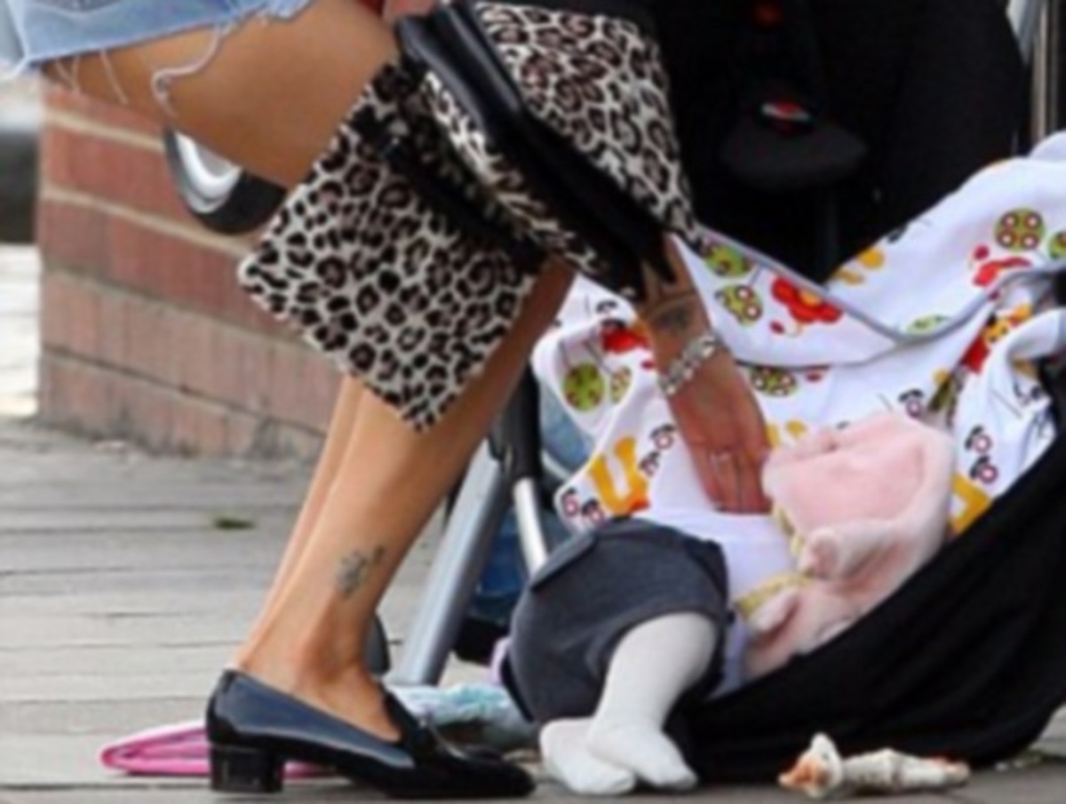 Γνωστή παρουσιάστρια έριξε το μωρό της από το καρότσι και συνέχισε να μιλάει στο κινητό!