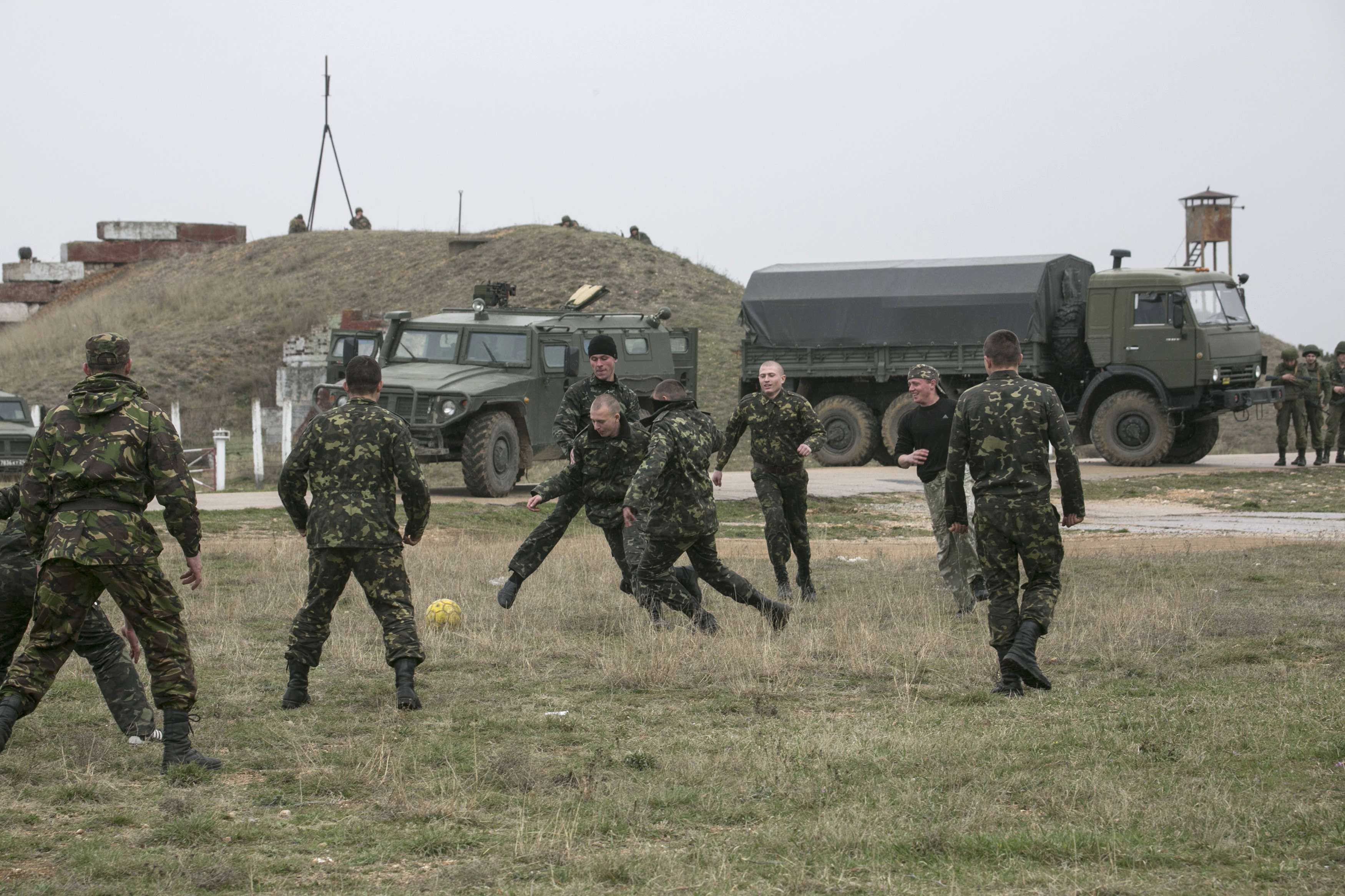 Ουκρανοί στρατιώτες παίζουν μπάλα, την ώρα των διαπραγματεύσεων με τους Ρώσους! (ΦΩΤΟ)