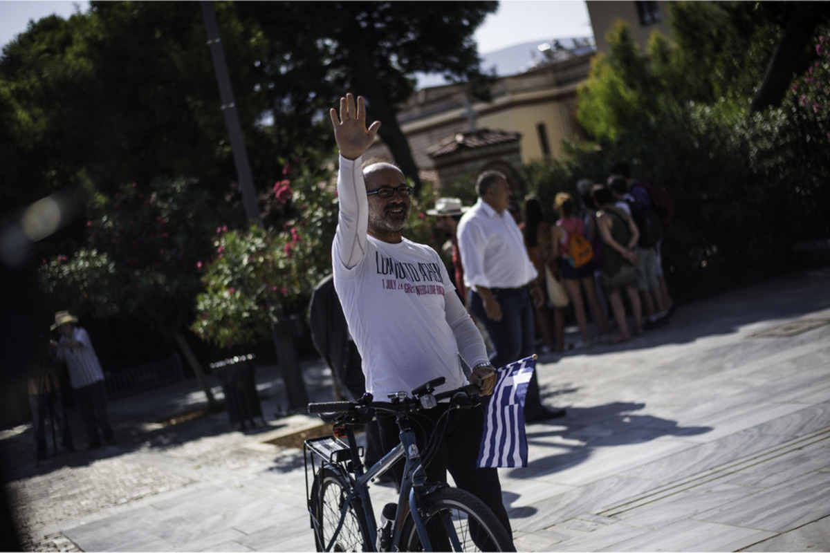 Έφτασε από τη Βρετανία στο Μουσείο της Ακρόπολης με ποδήλατο (PHOTOS)