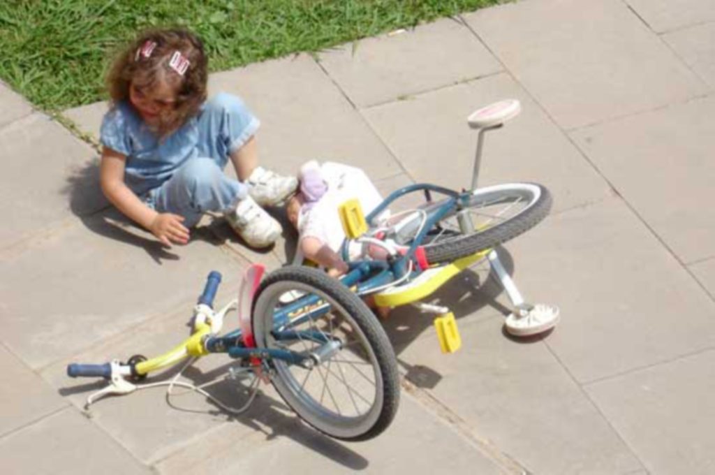 Λέσβος: Κοριτσάκι έπεσε από το μπαλκόνι με το ποδήλατο