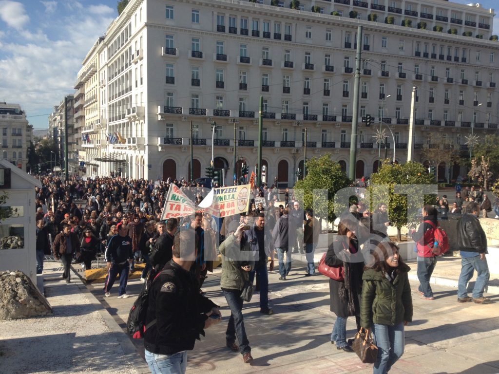 Στο προαύλιο της Βουλής εισέβαλαν μέλη της ΠΟΕ ΟΤΑ – Νωρίτερα, πέταξαν σκουπίδια έξω από τα γραφεία της ΔΗΜΑΡ