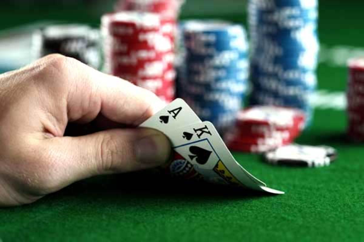 Επαιζαν παράνομο πόκερ σε πολυκατοικία στη Λαμία