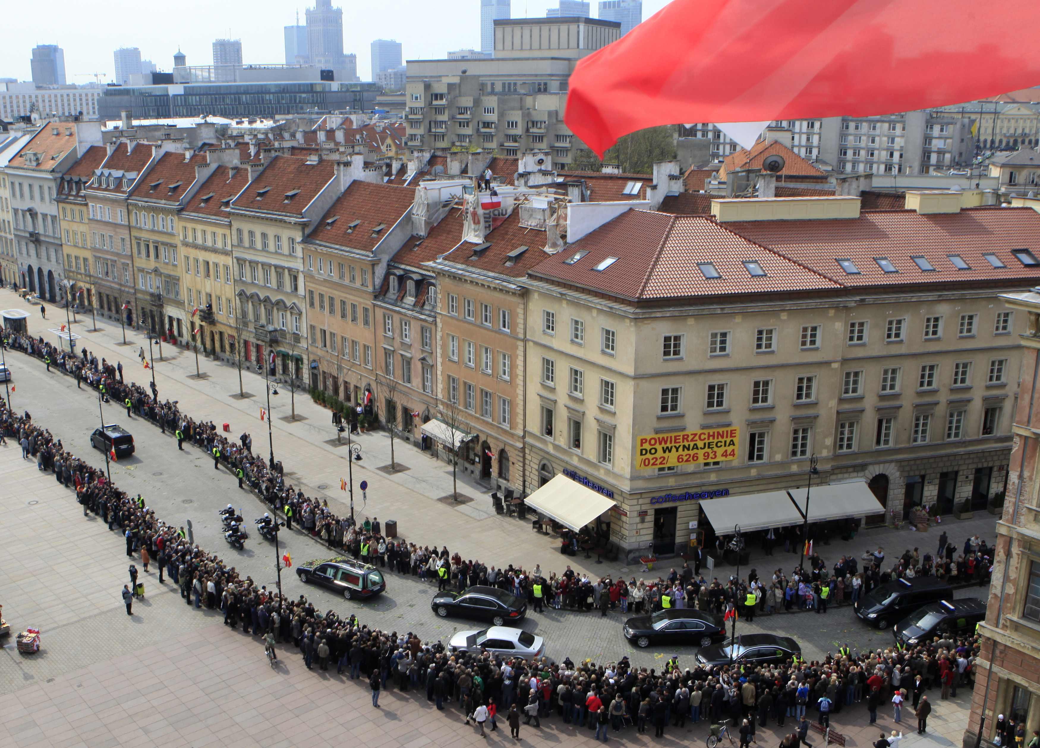 Η σορός της πρώτης κυρίας έφτασε σήμερα στην Πολωνία. ΦΩΤΟ REUTERS