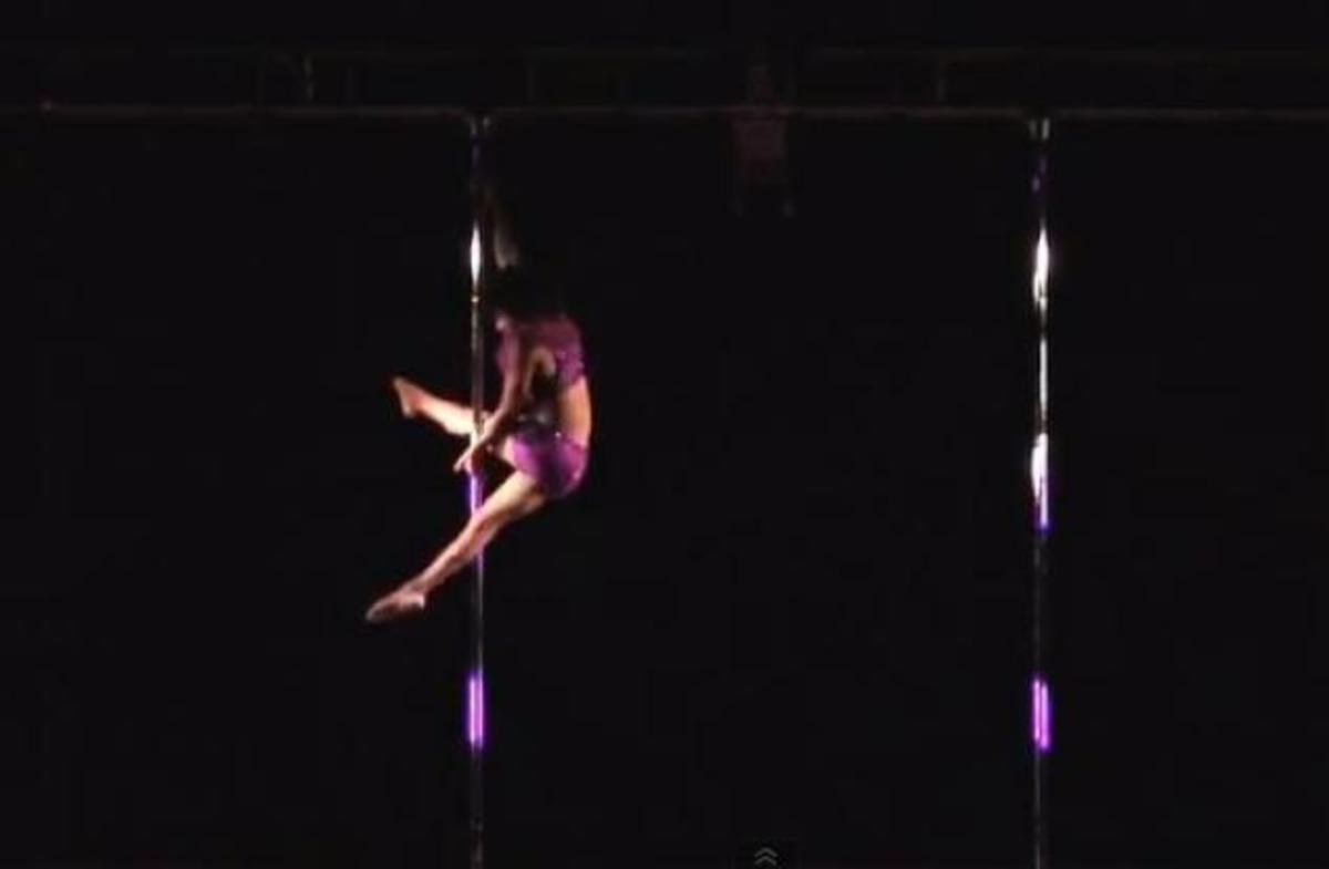 ΕΝΤΥΠΩΣΙΑΚΟ! Έχετε δει ποτέ τέτοιο θέαμα σε pole dance;