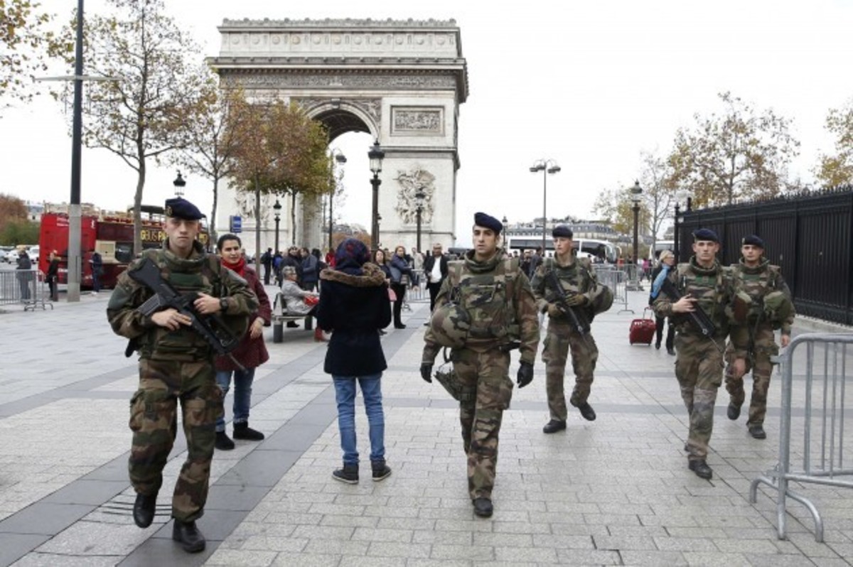 Η Γαλλία ήδη σε πόλεμο με τους τζιχαντιστές αναμένοντας το NATO