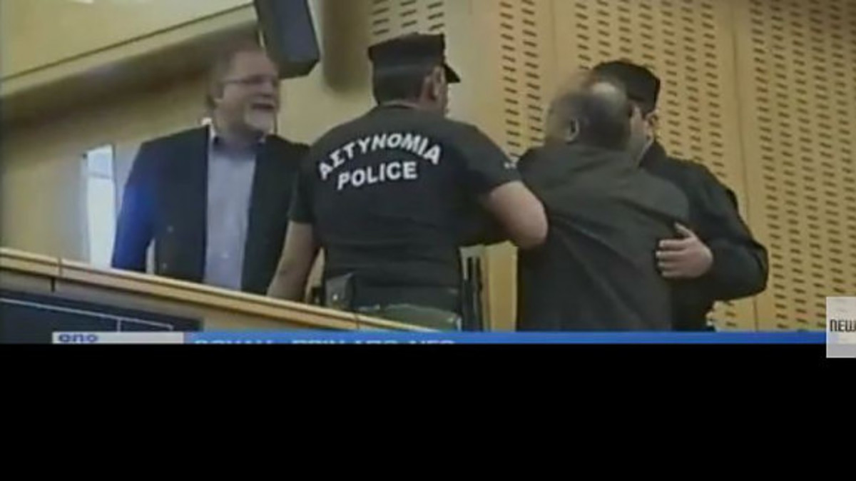 Εισβολή στην Κυπριακή Βουλή από πολίτες! Έφτασαν μέχρι τα έδρανα [vids]