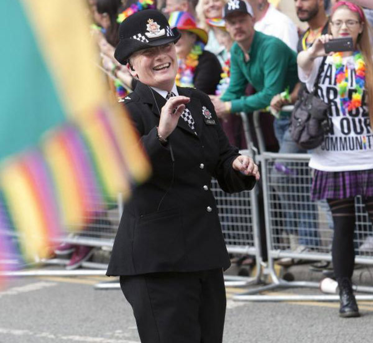 Άφησε τις χειροπέδες κι έπιασε το χορό! Η αστυνομικός που έγινε… viral (ΒΙΝΤΕΟ)
