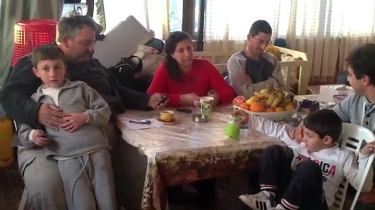 Κραυγή απόγνωσης από 13μελή οικογένεια: “Το κράτος μας διέγραψε” (video)