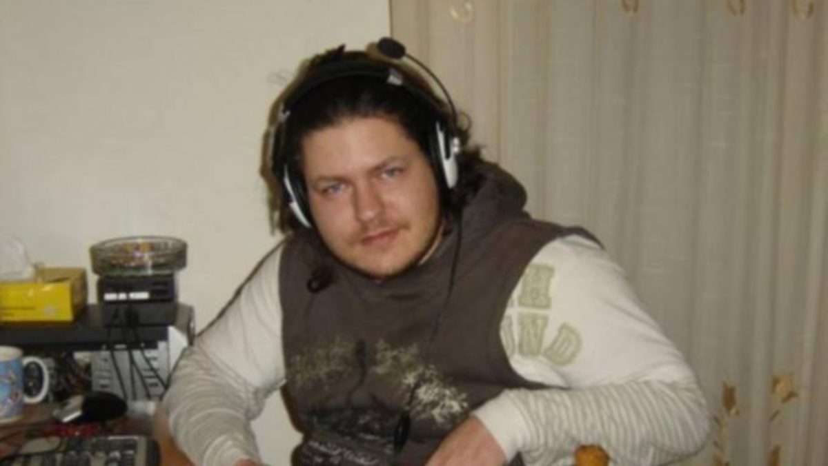 Ο Κωστής Πολύζος βρίσκεται θαμμένος και η μάνα παίζει θέατρο [vid]