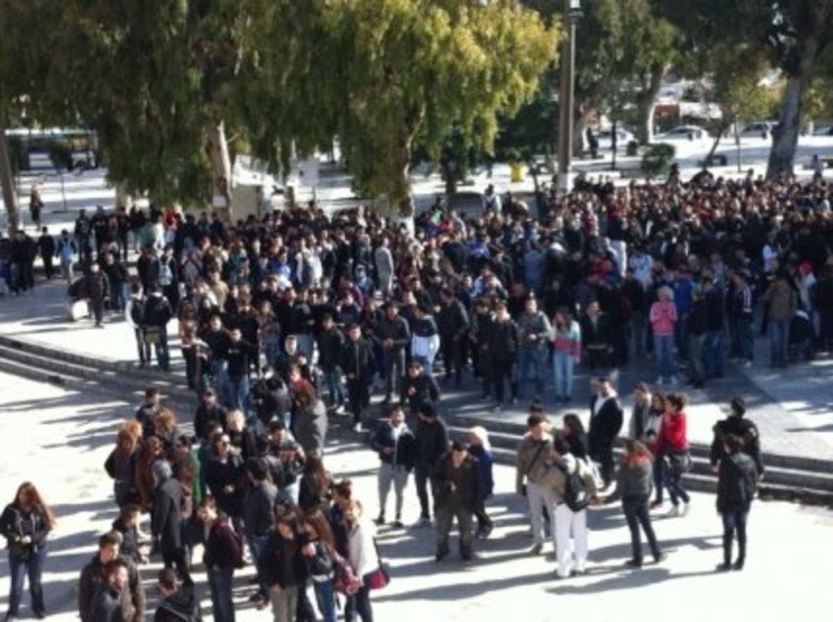 Ηράκλειο: Η ειρηνική πορεία των μαθητών κατέληξε σε πετροπόλεμο!