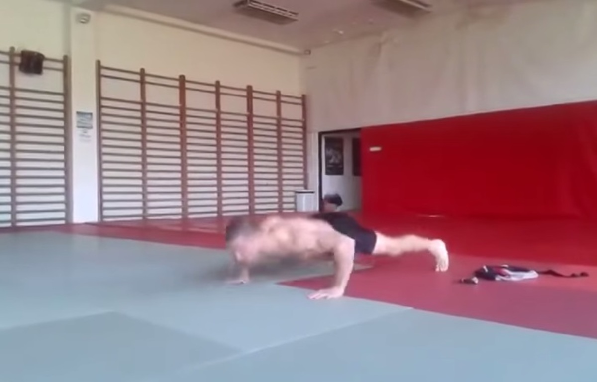 Αυτά τα… push ups δεν τα έχετε ξαναδεί! (video)