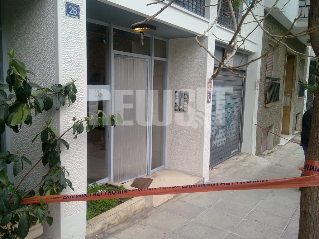 Η είσοδος της πολυκατοικίας όπου βρέθηκε δολοφονημένη η άγνωστη γυναίκα. ΦΩΤΟ NEWSIT