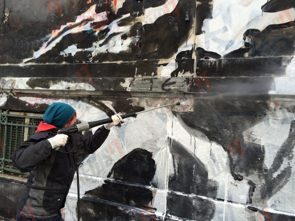 Πήραν μάνικα και… σκούπα για να καθαρίσουν το Πολυτεχνείο (ΦΩΤΟ)