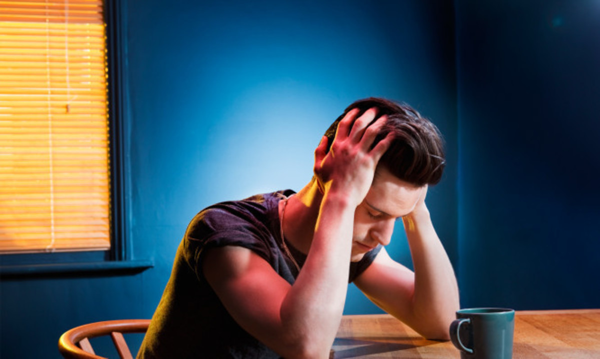 Πονοκέφαλος από hangover: Γιατί συμβαίνει – Τι να κάνετε