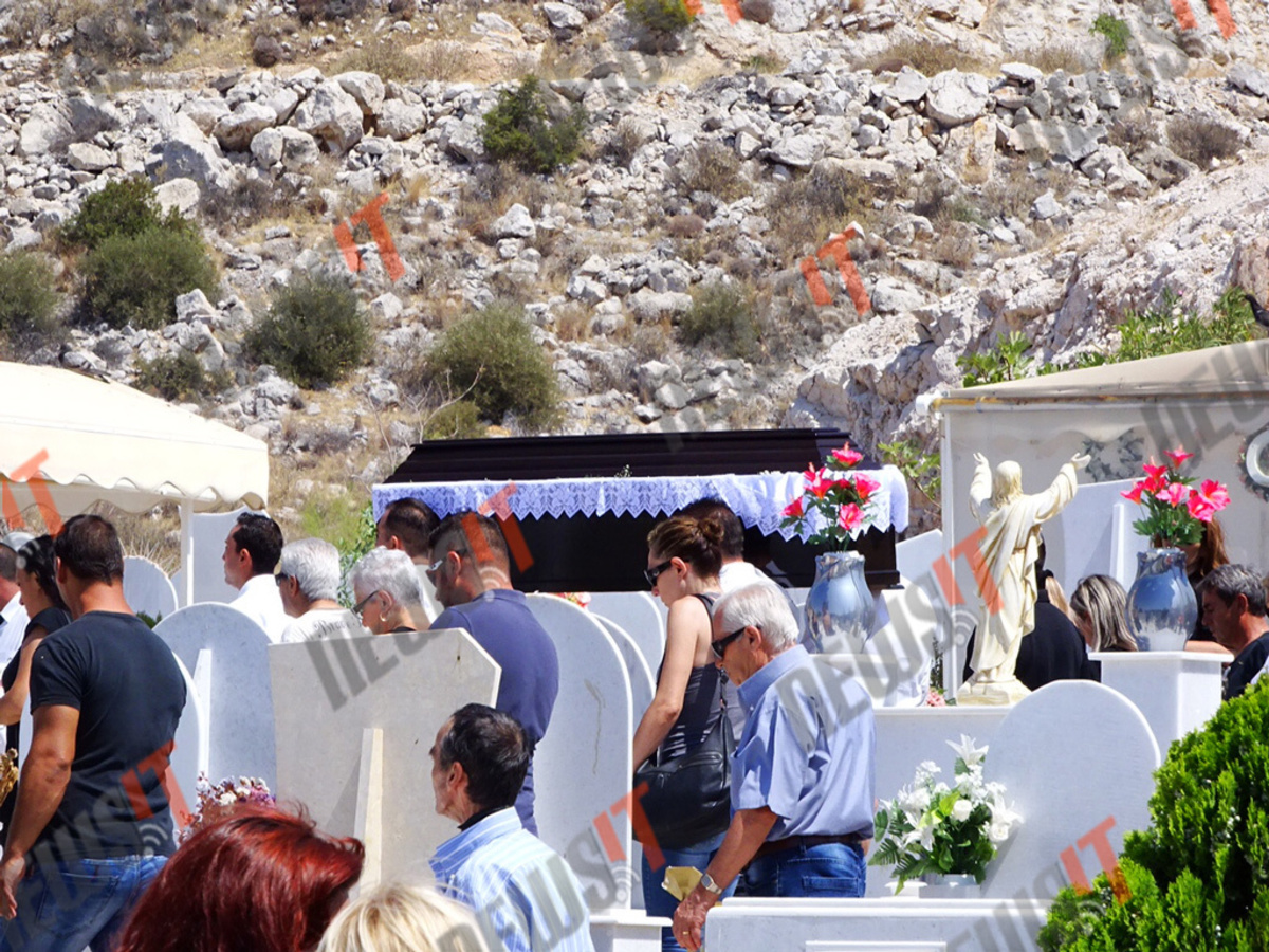 Αίγινα: Λύγισαν και οι πέτρες στην κηδεία πατέρα και κόρης – Οργή για τους υπαίτιους, φωνές και λιποθυμίες