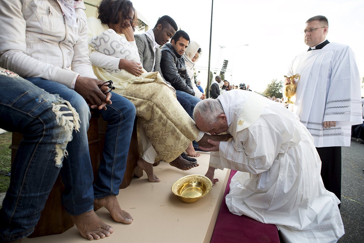 Ο Πάπας έπλυνε τα πόδια 12 προσφύγων – ΦΩΤΟ