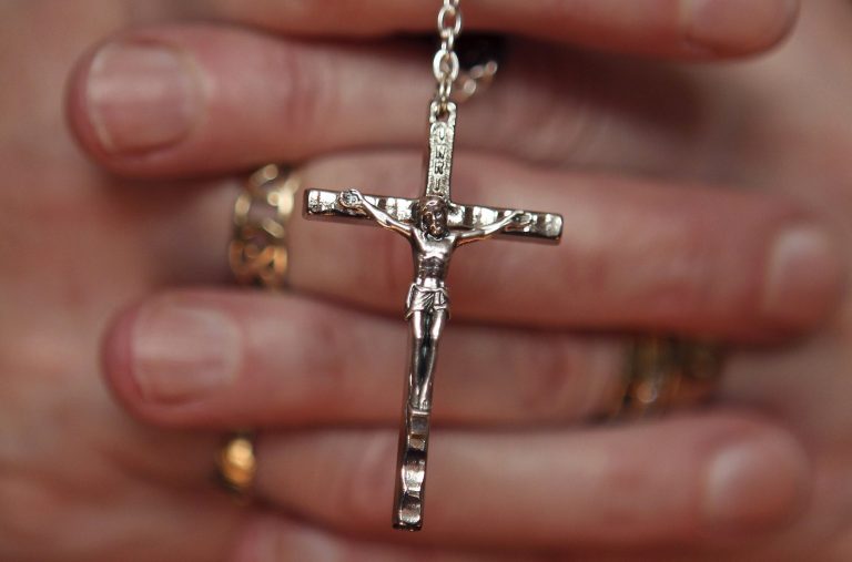 Φρίκη! Πρώην επίσκοπος της καθολικής εκκλησίας παραδέχτηκε πως 25 χρόνια συγκάλυπτε σεξουαλική κακοποίηση παιδιών
