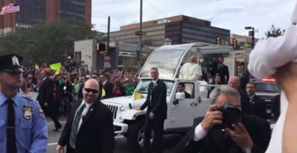 Ο Πάπας τρελάθηκε όταν είδε αυτό το μωρό ντυμένο με λευκά ράσα! (ΒΙΝΤΕΟ)